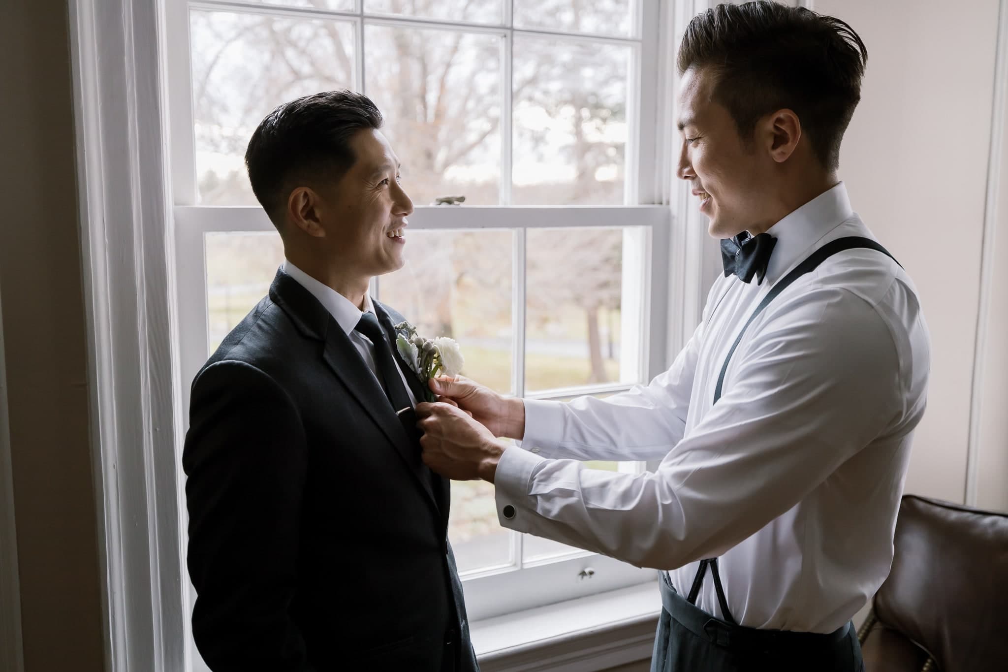 Pinning on the groom's boutonniere